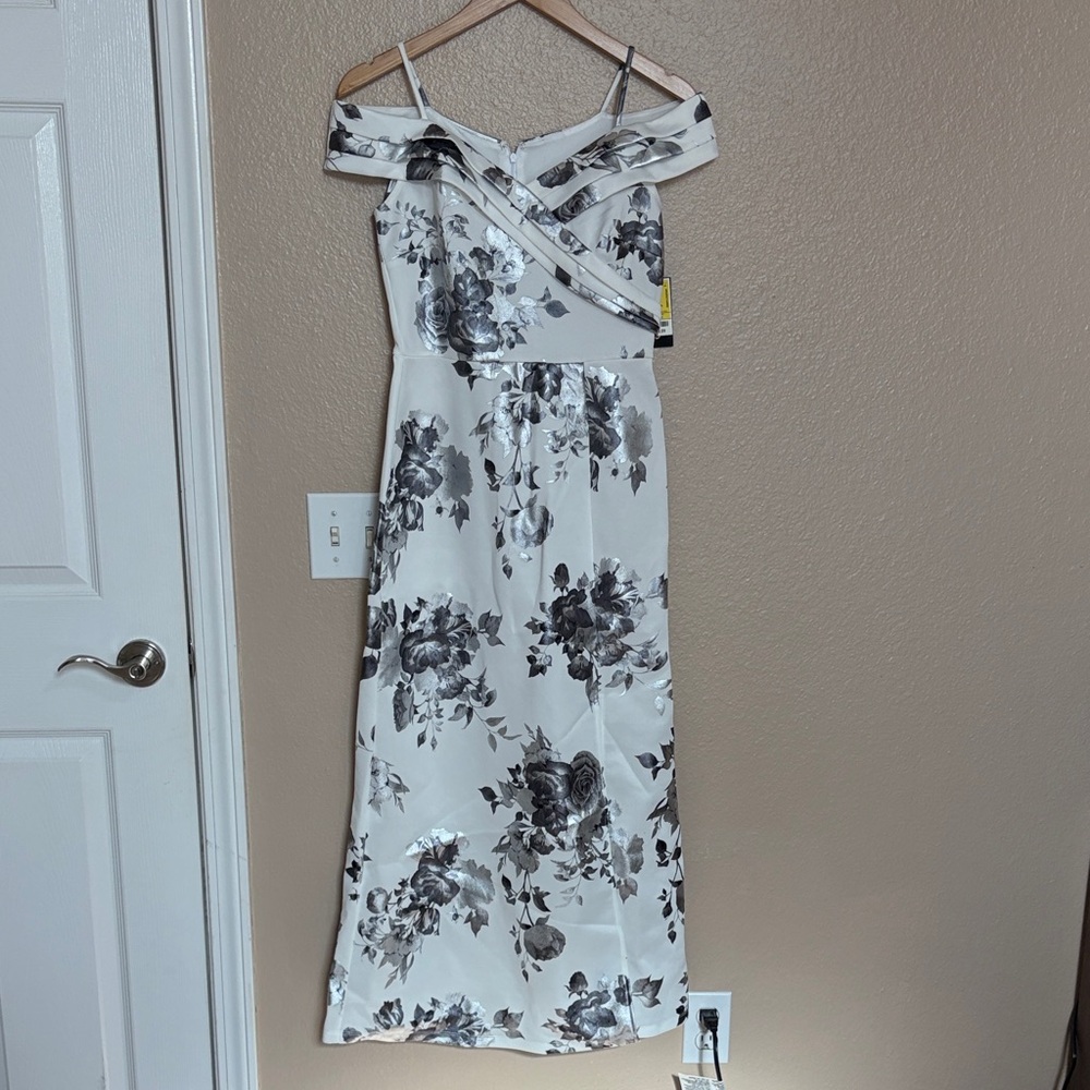 Chic Off-Shoulder Floral Maxi Dress